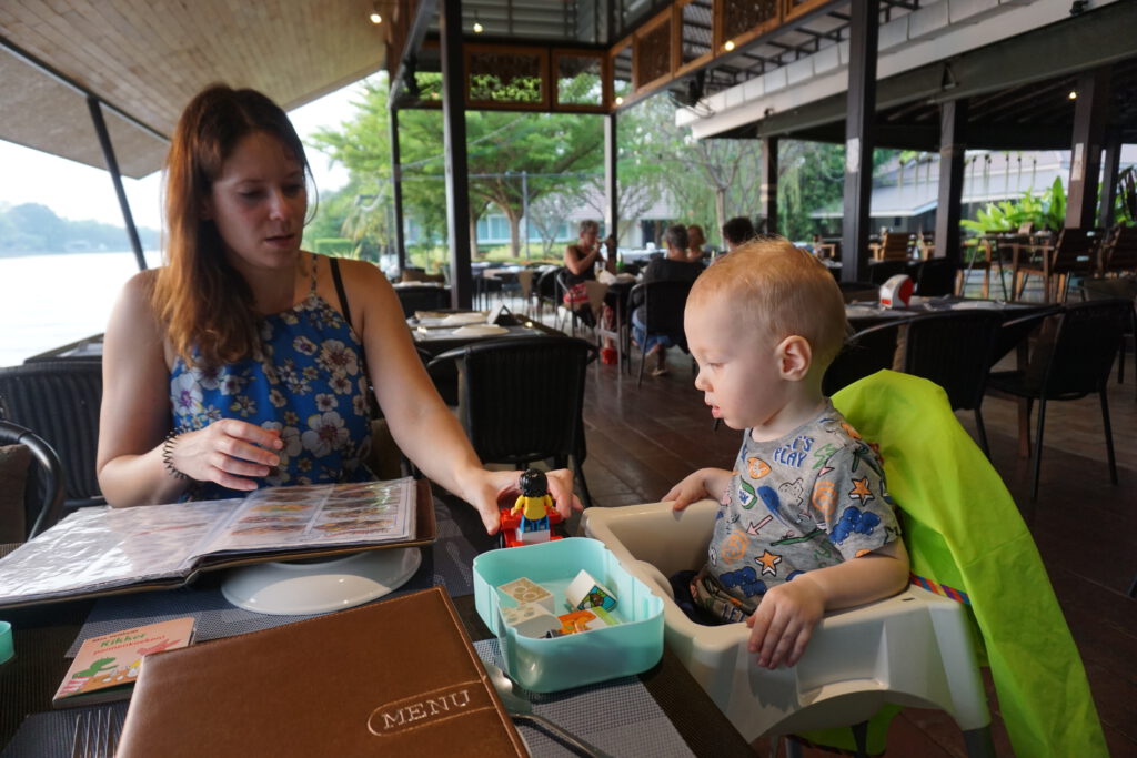 kanchanaburi met kinderen eten