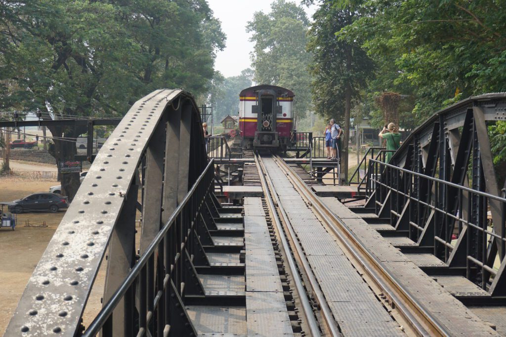 bridge river kwai met kinderen