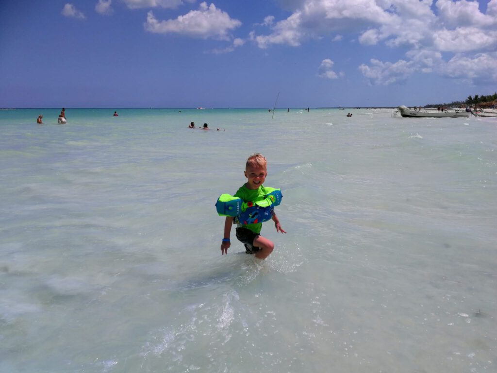 Isla Holbox met kinderen zwemmen