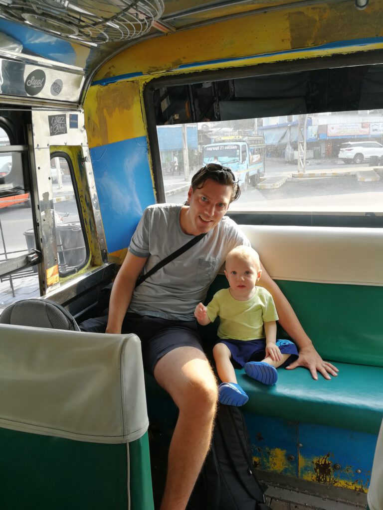 erawan watervallen met kinderen bus