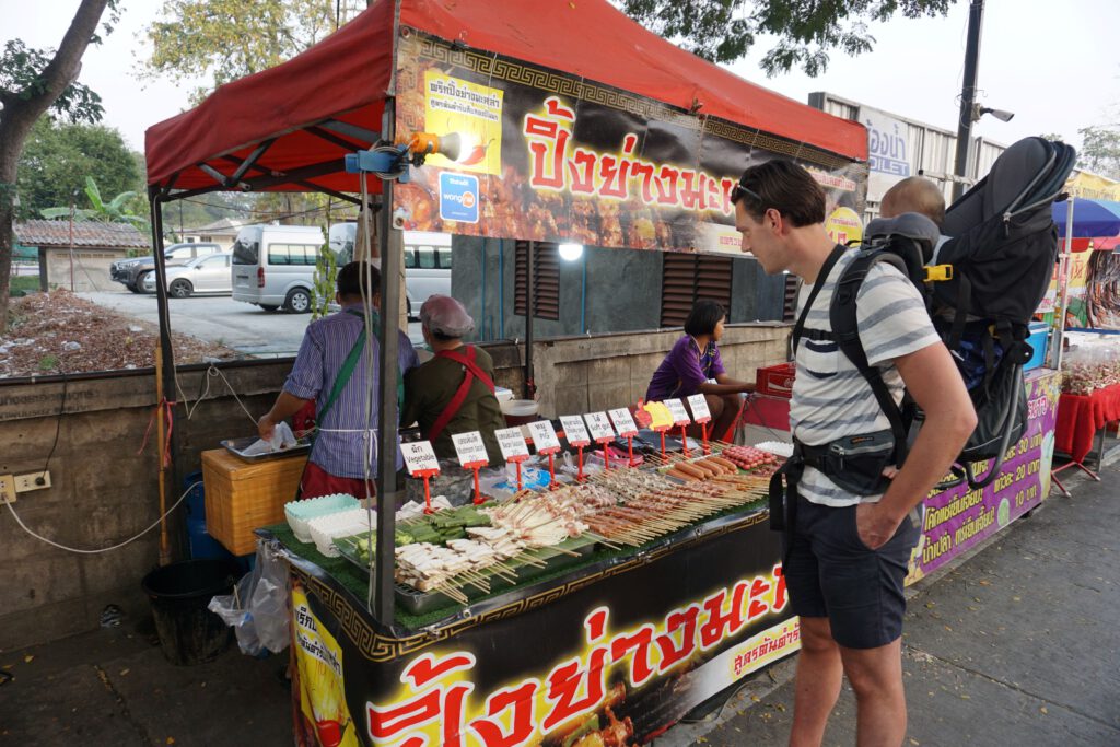 night market kanchanaburi met kinderen