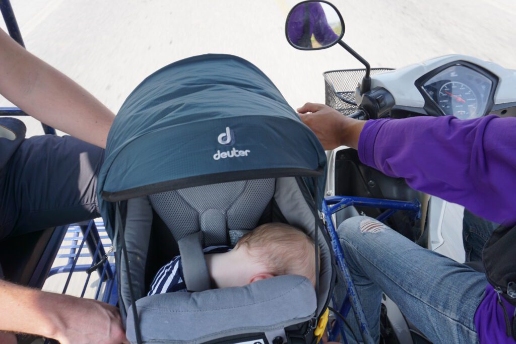 tuktuk met baby
