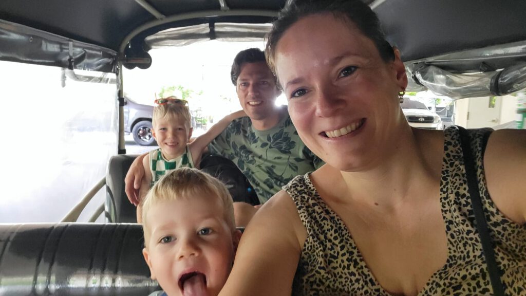 tuktuk met gezin