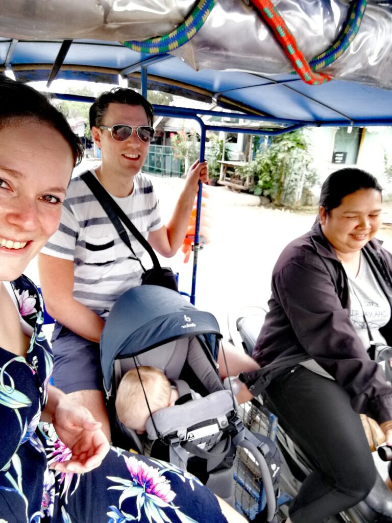 tuktuk met dreumes